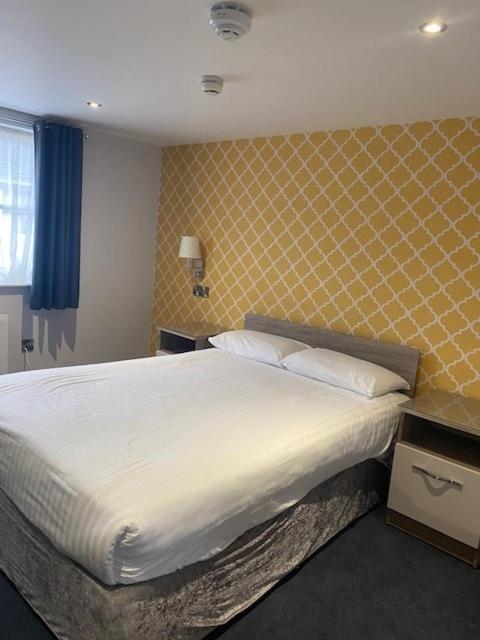 Beaufort Park Hotel Mold Exteriör bild