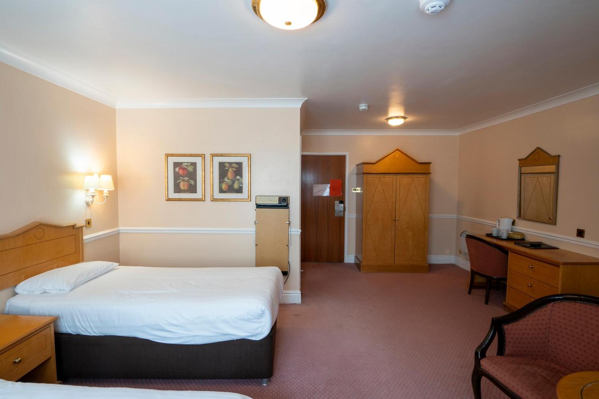 Beaufort Park Hotel Mold Exteriör bild