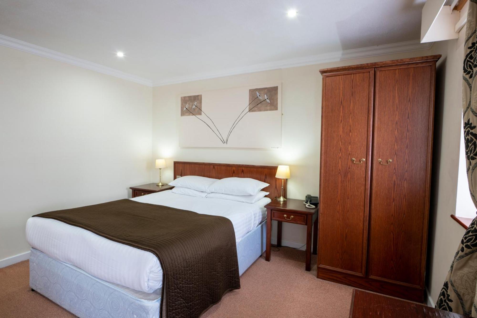 Beaufort Park Hotel Mold Exteriör bild