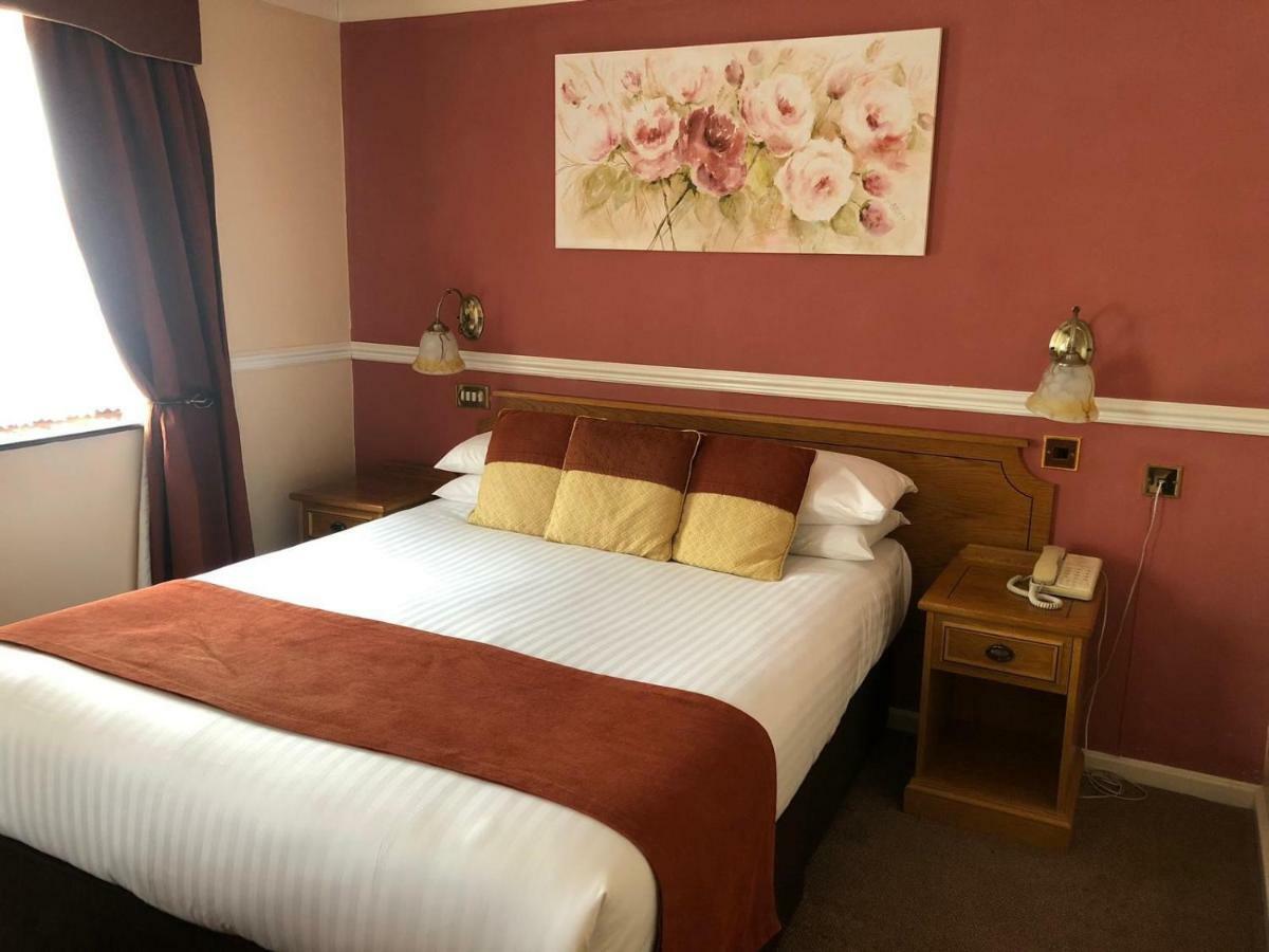 Beaufort Park Hotel Mold Exteriör bild